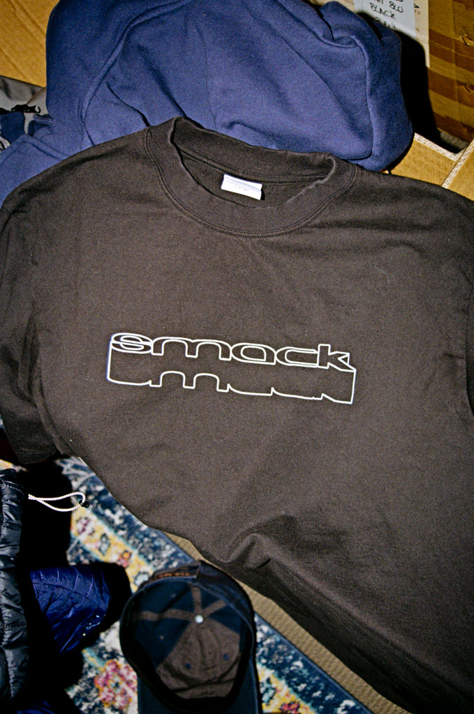 t-shirt sunken outline - black