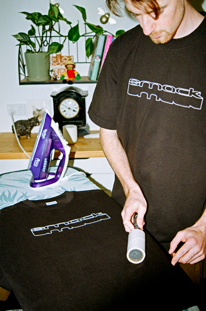 t-shirt sunken outline - black