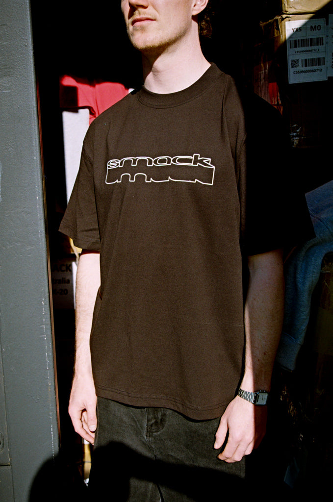 t-shirt sunken outline - black